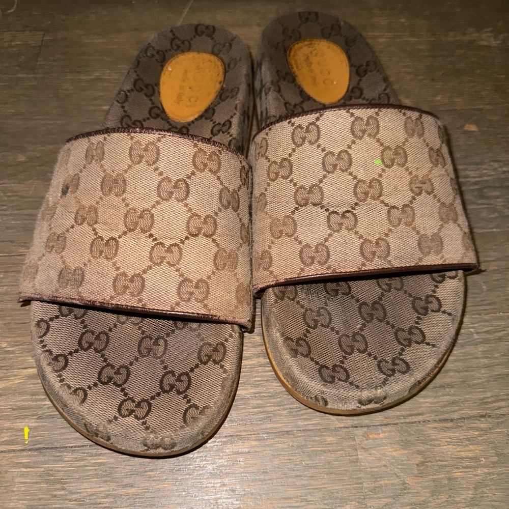 Men’s Gucci Slides Size 9/10